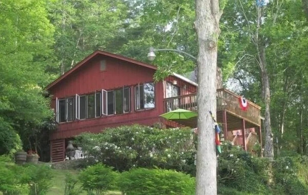 Affordable Lake View Vacation Home Rentals in Glenville, NC