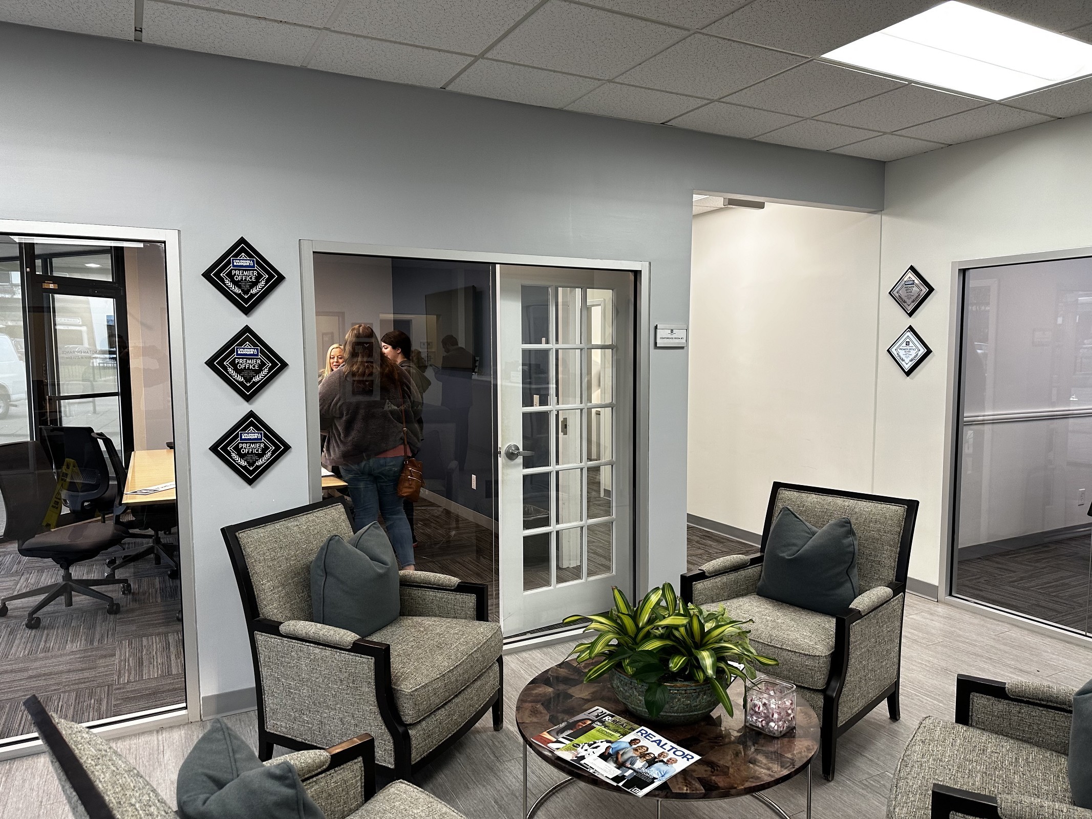 Waiting area at Hyde Park Cincinnati real estate agency Oyler Hines of Coldwell Banker