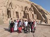 El sol ilumina el rostro de la estatua del rey Ramsés II