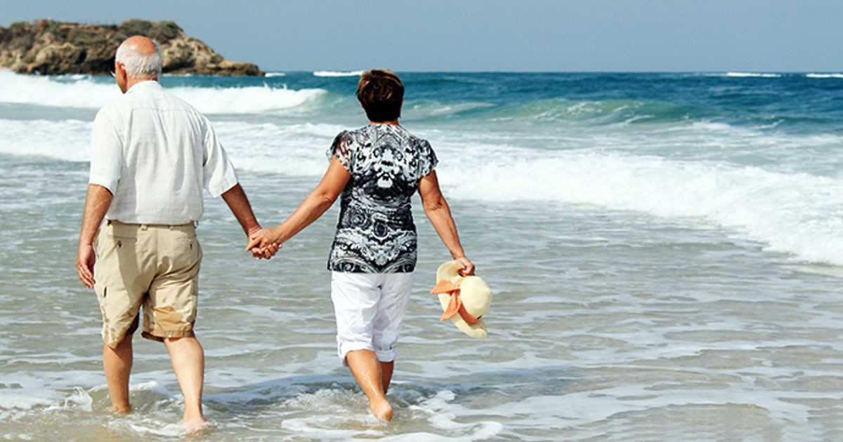 How to Travel Safely and Happily With a Loved One Who Has Dementia