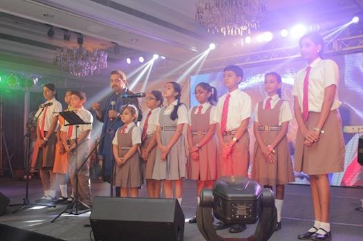 Shankar Mahadevan joined by a little troupe at the Fiesta