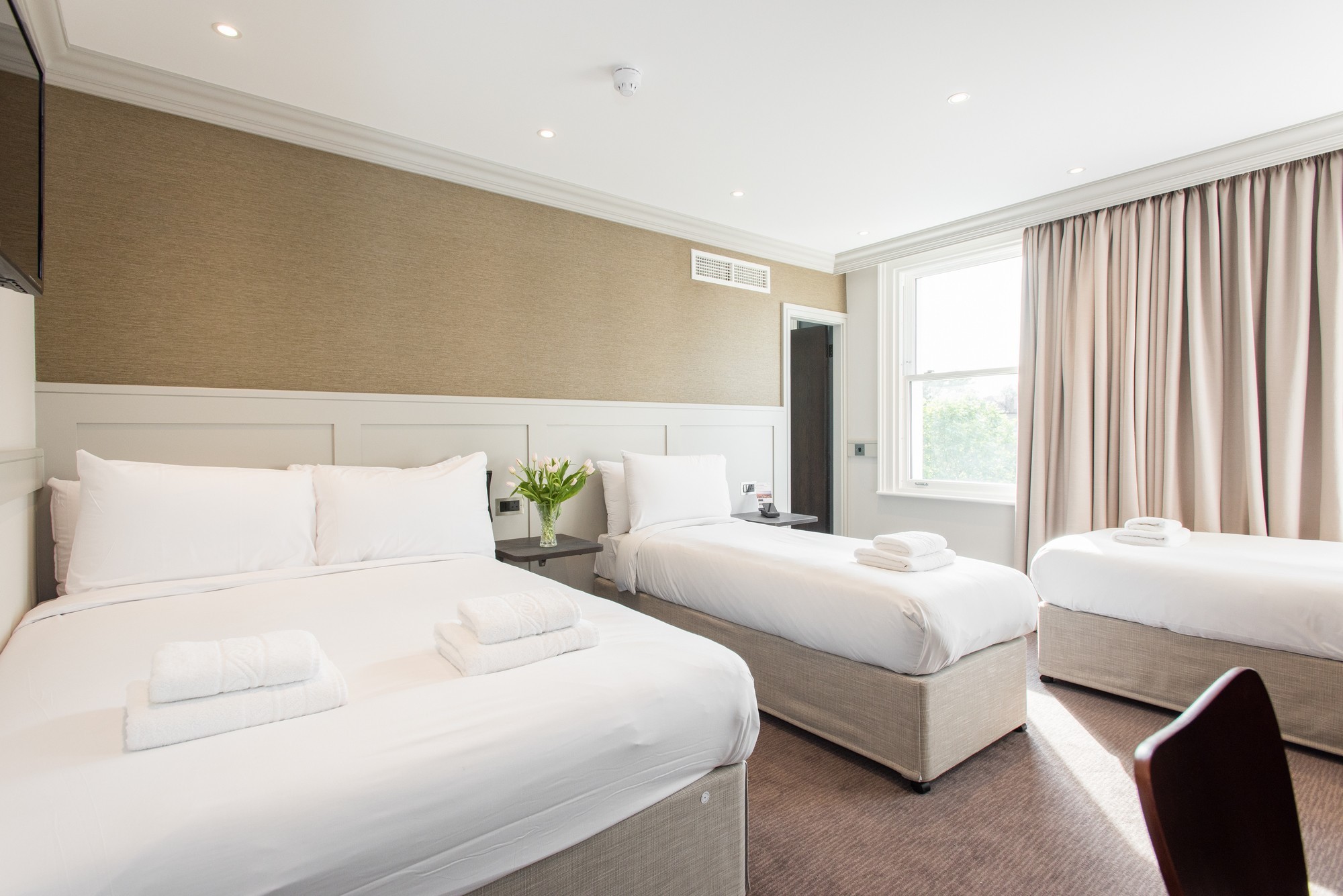 Family-Room-Hotel-in-London-Mowbray-Court-Hotel-London