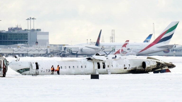 Delta plane that flipped over in Toronto last month showed high rate of descent, initial report says