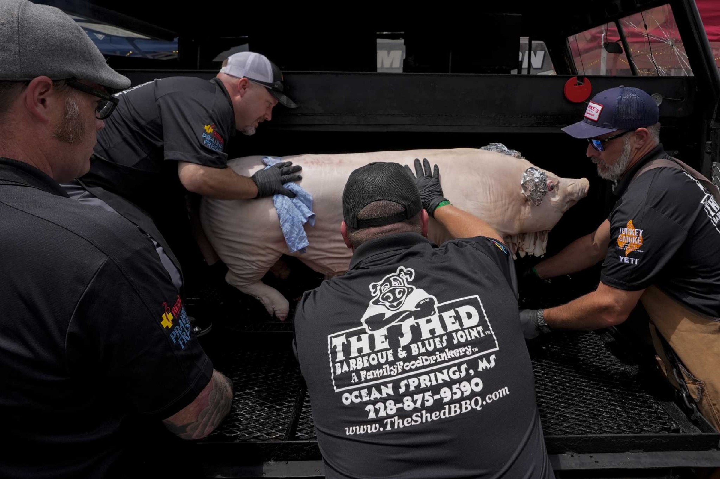 At Memphis BBQ contest, pitmasters sweat through the smoke to be best in pork