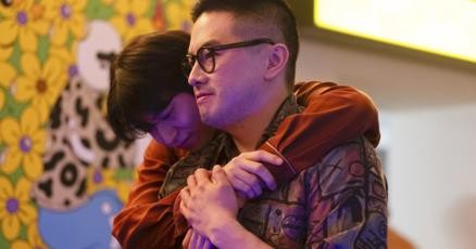 Movie Review: Bowen Yang leads a heartfelt dramedy about found families in ‘The Wedding Banquet’