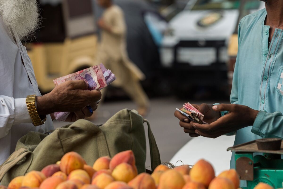 Pakistan Will Allow Rupee to Gradually Weaken, Fitch Says