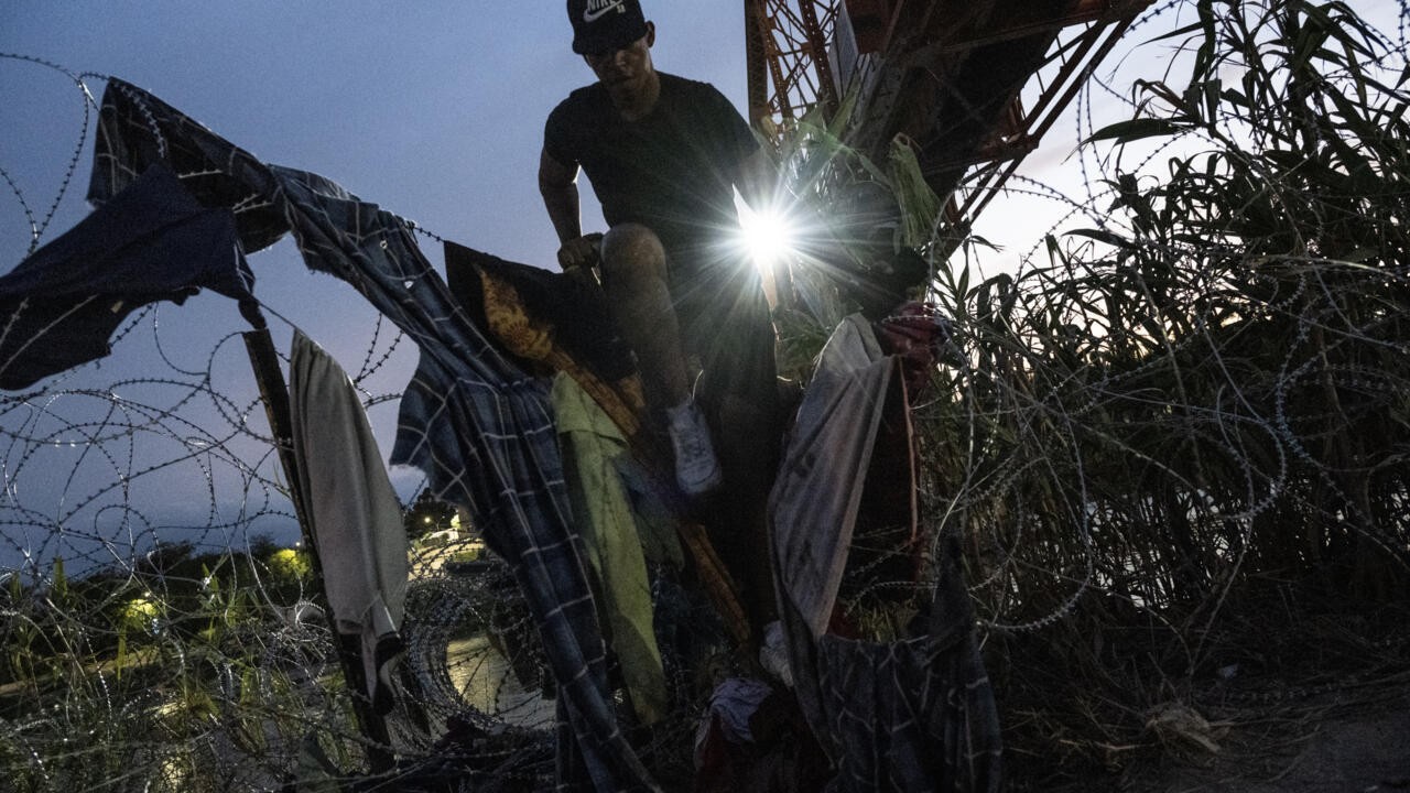 US revokes legal status for 500,000 immigrants