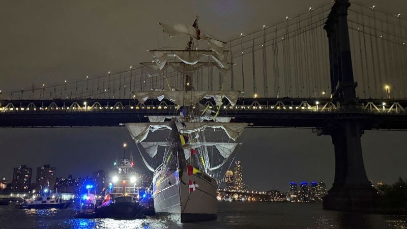 Mexican Navy training ship strikes underside of Brooklyn Bridge 