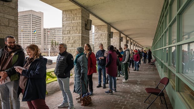 Long lines at polling stations as Canadians turn up for advance voting 