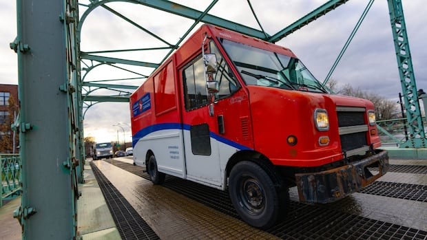 Small businesses gear up for another possible Canada Post strike 