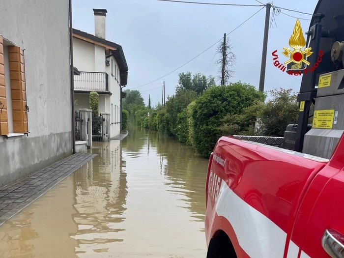 Homes cut off after river bursts banks in Veneto - General News 