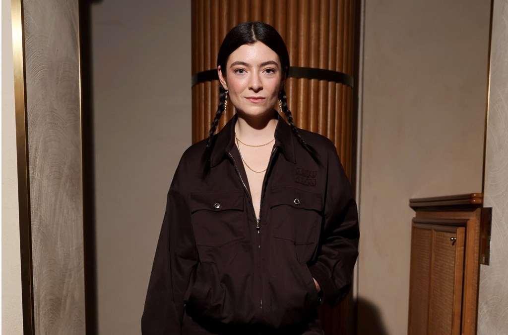 Lorde Previews New Single in NYC After Police Axe ‘Unscheduled’ Pop-Up Appearance