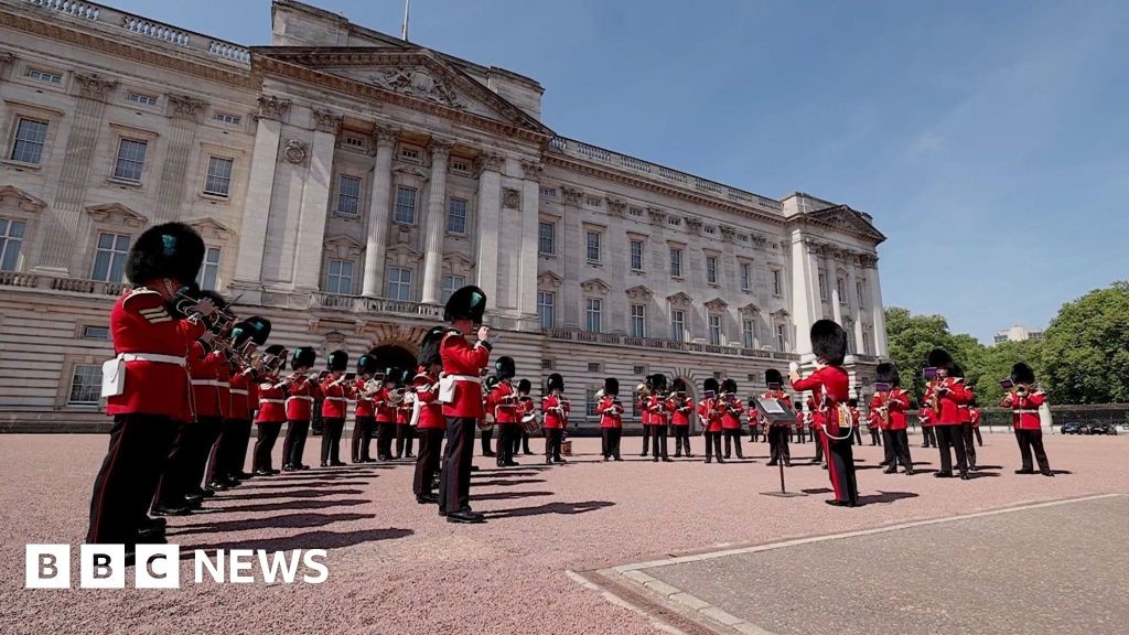 UK Eurovision entry played outside Buckingham Palace